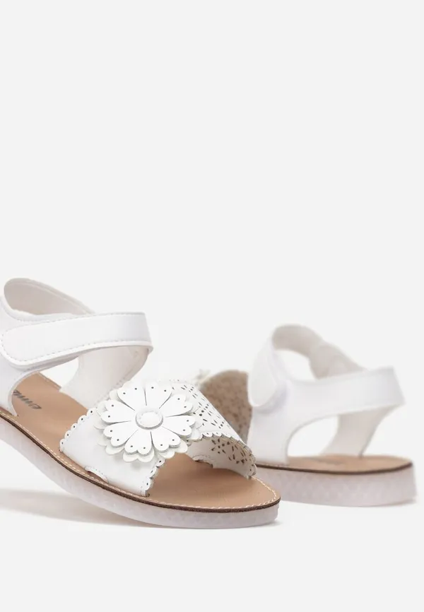 Białe Sandały Ażurowe na Rzep z Ozdobnym Kwiatkiem Namika