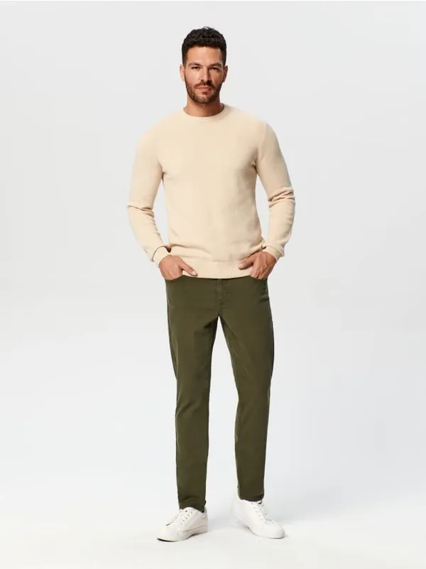 Jeansy o kroju jogger, wykonane z bawełnianej tkaniny z dodatkiem elastycznych włókien. - zielony