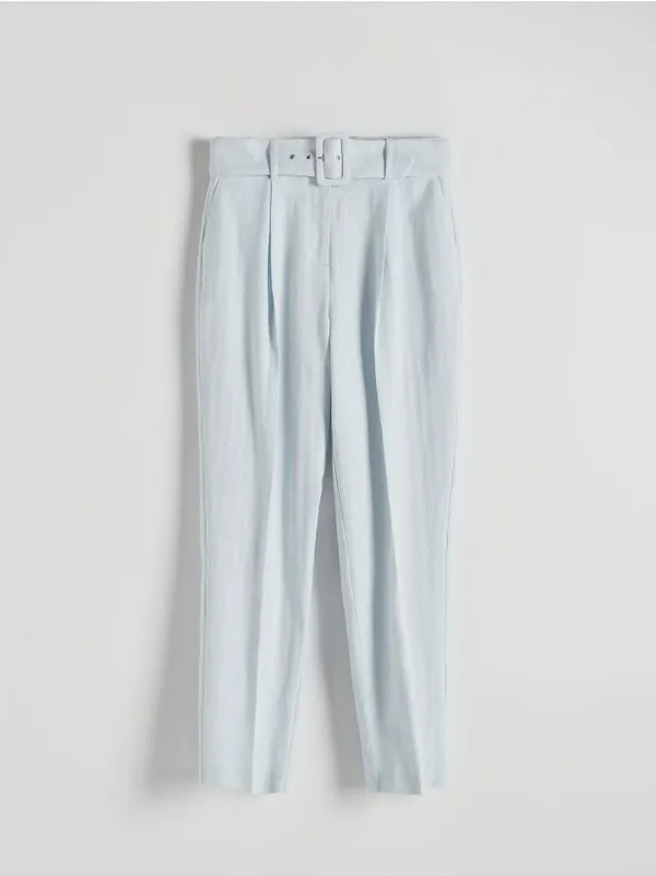 Spodnie typu cygaretki, uszyte z tkaniny na bazie lnu i wiskozy. - jasnoniebieski