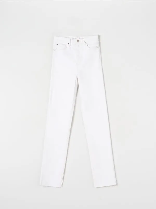 Spodnie jeansowe o prostym kroju z surowym wykończeniem, uszyte z bawełny z domieszką elastycznych włókien. - kremowy