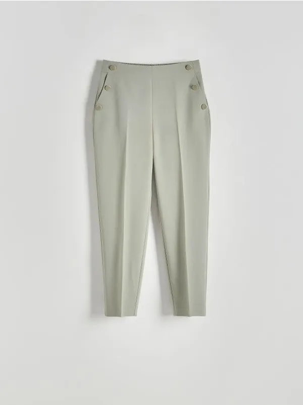 Spodnie typu cygaretki, uszyte z gładkiej tkaniny z dodatkiem wiskozy. - oliwkowy