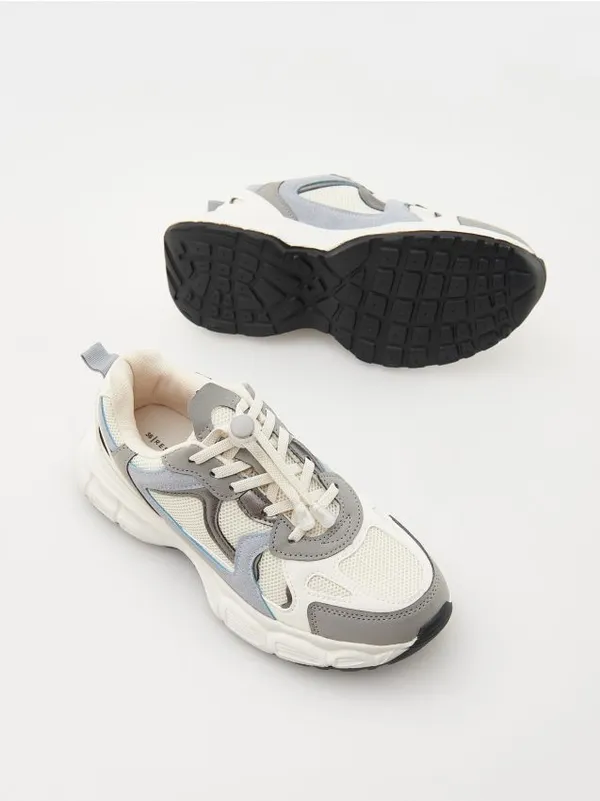 Sportowe buty typu sneakers, wykonane z łączonych materiałów. - złamana biel