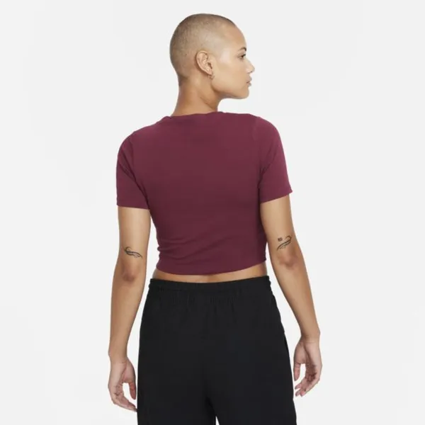 Damska koszulka z krótkim rękawem i o skróconym kroju Nike Sportswear Essential - Czerwony