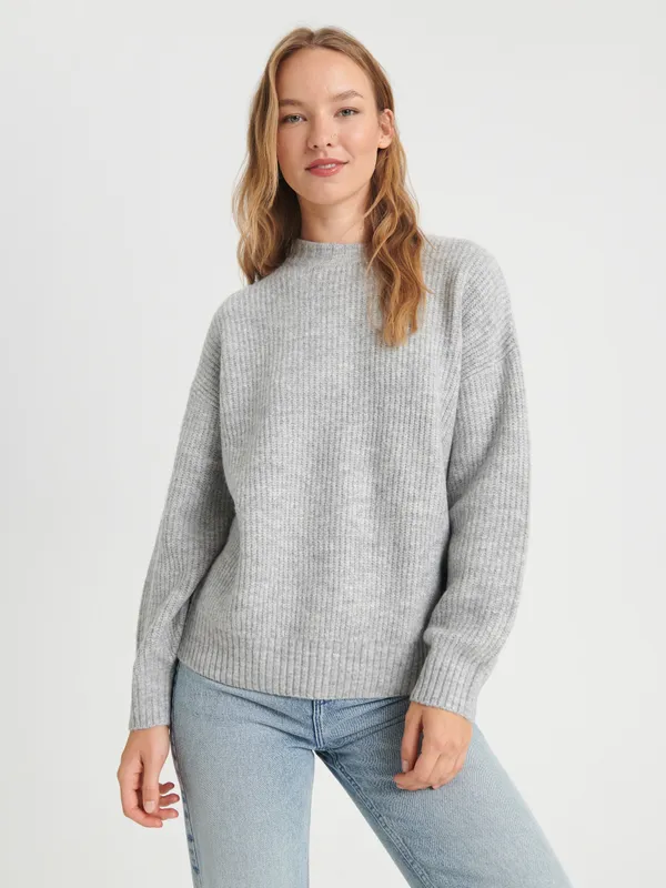 Wygodny sweter w prążki o swobodnym kroju, uszyty z miękkiej dzianiny z dodatkiem elastycznych włókien. - szary