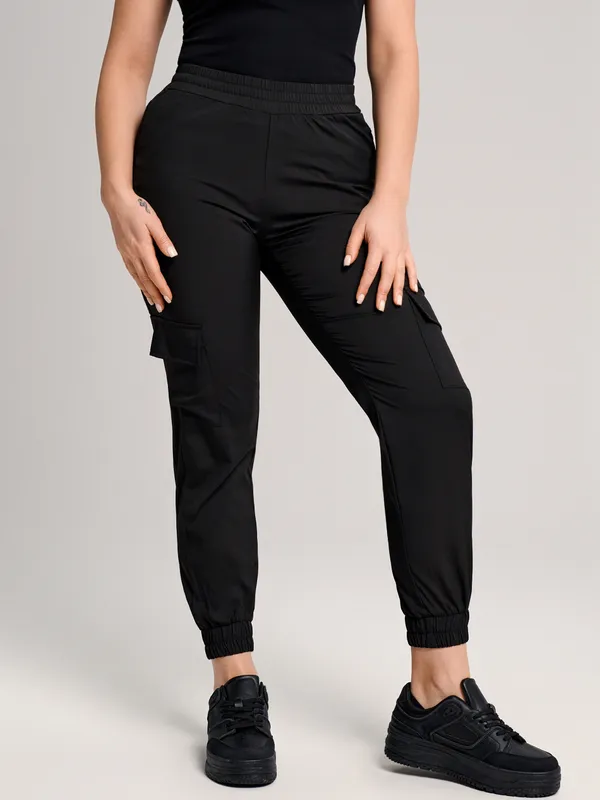 Czarne spodnie z kieszeniami Gym Hard wykonane z szybkoschnącego materiału z dodatkiem elastycznych włókien. - czarny