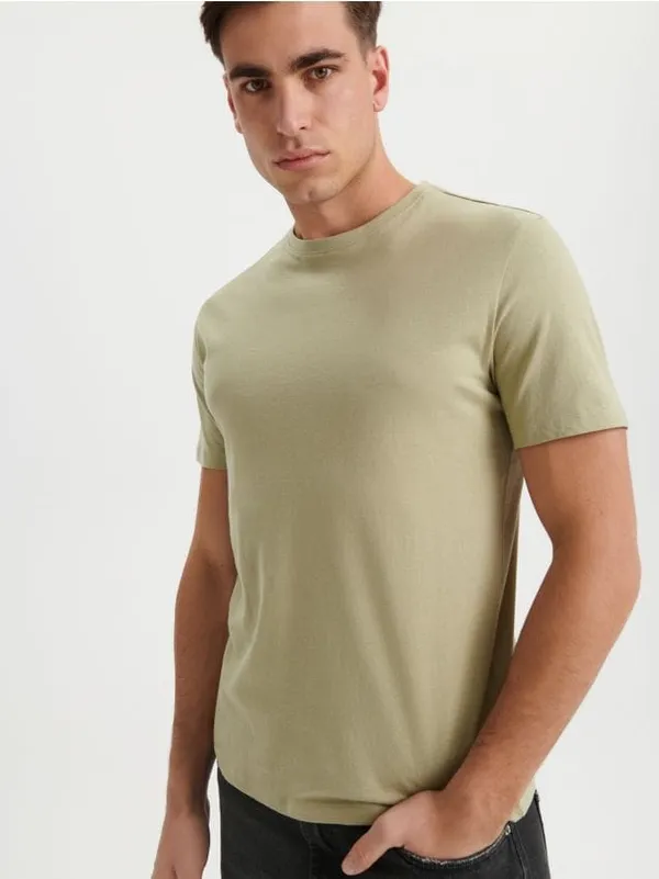 Wygodna koszulka wykonana z miękkiej, bawełnianej dzianiny. - zielony