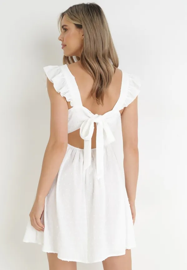 Biała Rozkloszowana Sukienka Mini z Tkaniny Plumeti i Odkrytymi Plecami Caitadi