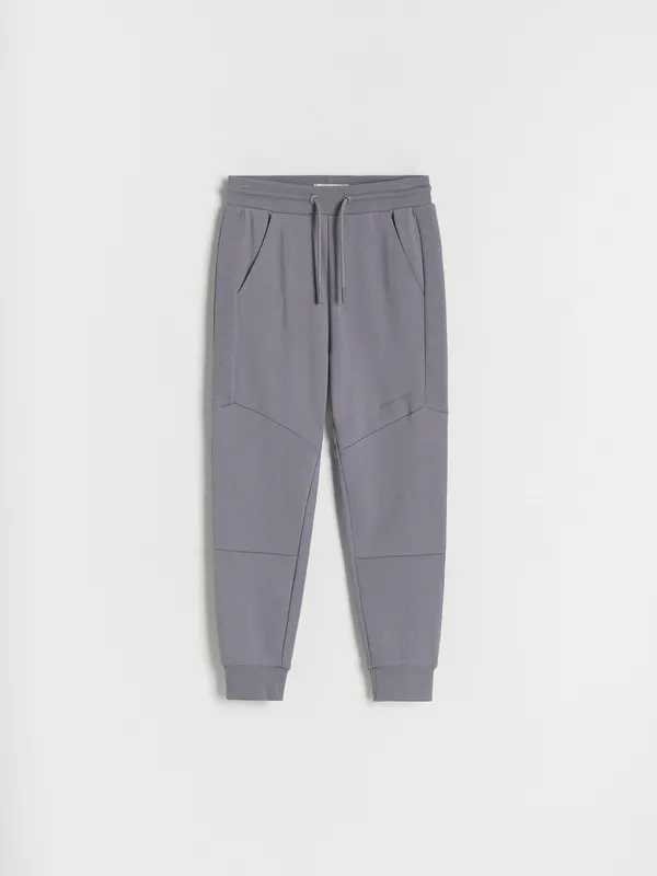 Spodnie typu jogger, wykonane z dresowej, bawełnianej dzianiny. - ciemnoszary
