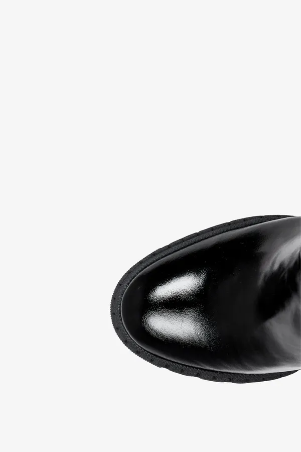 Czarne botki skórzane lakierowane damskie na słupku z wycięciem na kostce produkt polski casu 2647-600