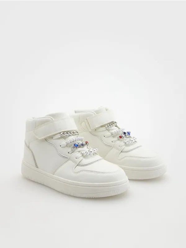 Buty typu sneakersy, wykonane z imiatcji skóry. - biały