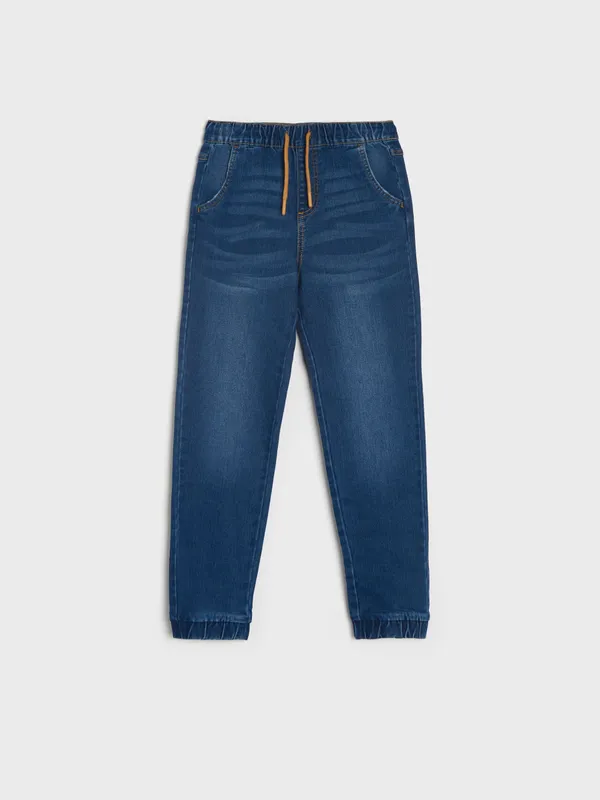 Wygodne jeansy wykonane z bawełnianej tkaniny z domieszką elastycznych włókien. - granatowy