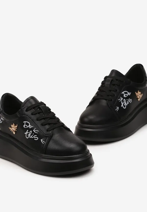 Czarne Skórzane Sneakersy z Napisami Graffiti i Aplikacją w Kształcie Pszczoły Asnna