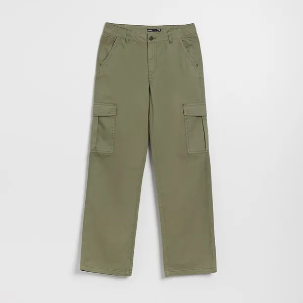 Oliwkowe spodnie straight fit z kieszeniami cargo - Khaki
