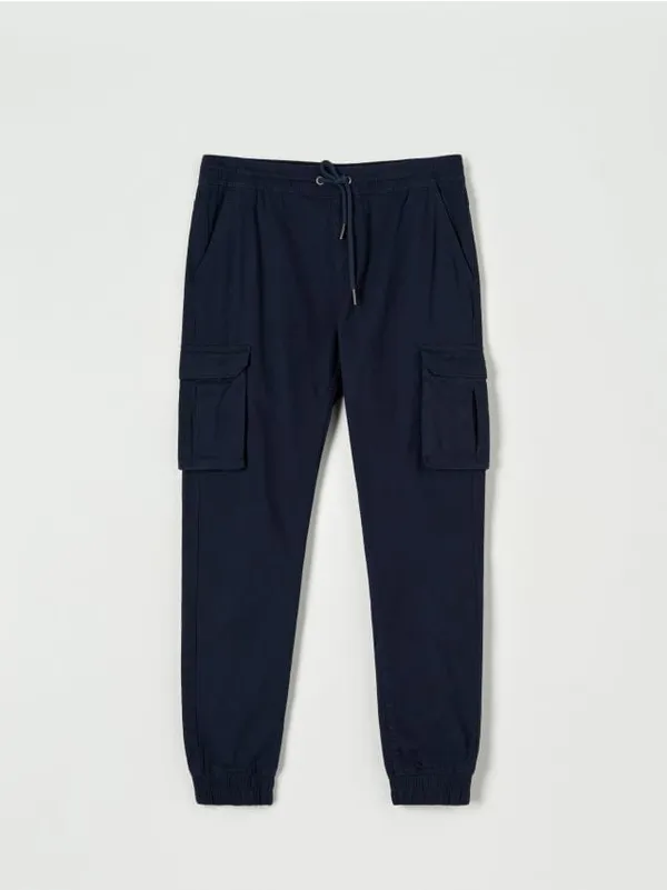 Spodnie o kroju jogger z kieszeniami cargo, uszyte z bawełny z domieszką elastycznych włókien. - granatowy