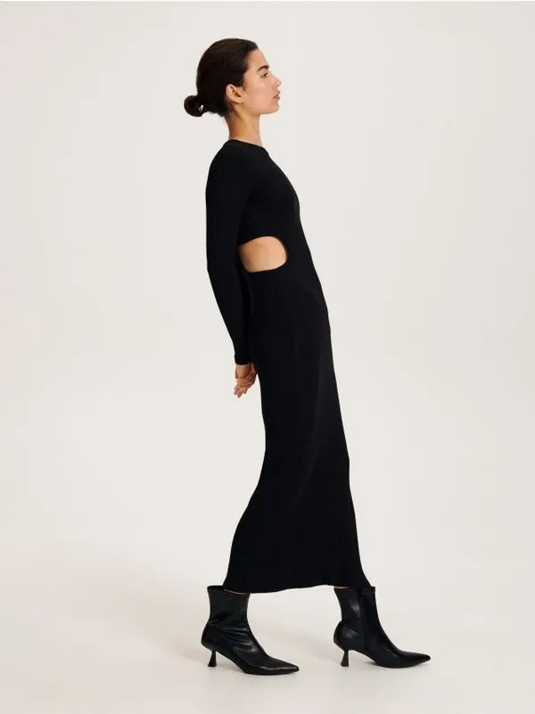 Sukienka o dopasowanym fasonie, wykonana z dzianiny na bazie bawełny z domieszką elastycznych włókien. - czarny