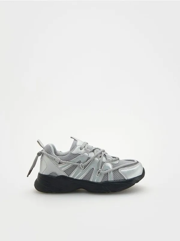 Buty w sportowym stylu, wykonane z łączonych materiałów z efektem połysku. - szary