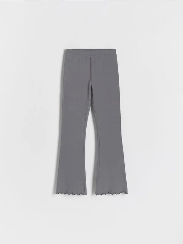 Spodnie typu flare, wykonane z bawełnianej tkaniny z dodatkiem elastycznych włókien. - ciemnoszary