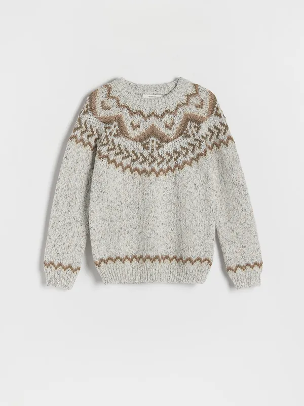 Gruby sweter o swobodnym fasonie, wykonany z miękkiej, żakardowej dzianiny. - jasnoszary