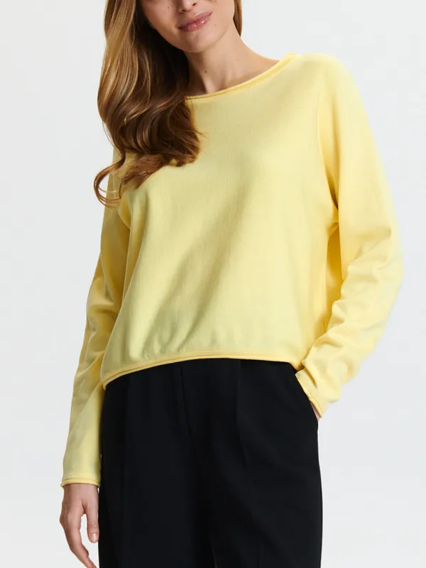 Luźny sweter uszyty z delikatnej dla skóry wiskozy z dodatkiem wytrzymałego materiału. - żółty
