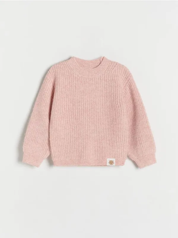 Sweter o prostym kroju, wykonany z dzianiny. - różowy