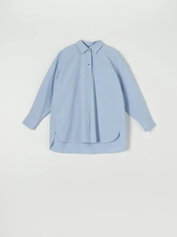 Elegancka, bawełniana koszula o kroju oversize z metalowymi napami. - niebieski