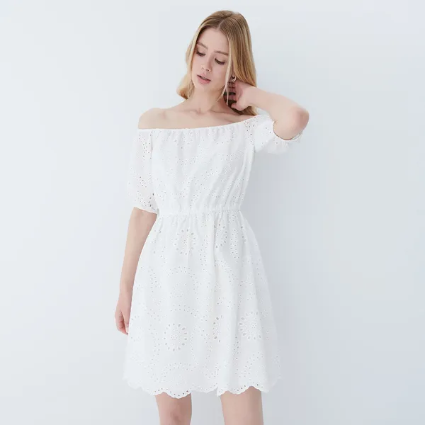 Sukienka z odkrytymi ramionami - Biały