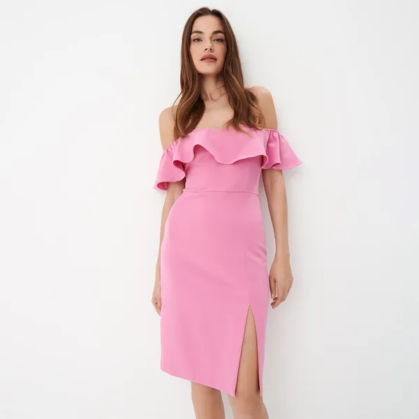 Różowa sukienka mini z odkrytymi ramionami - Różowy