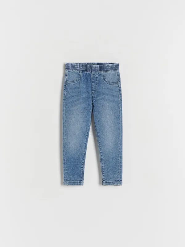 Jeansy o dopasowanym fasonie, wykonane z tkaniny z bawełną i dodatkiem elastycznych włókien. - niebieski