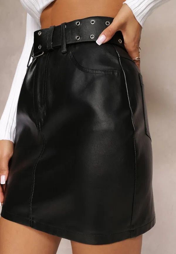 Czarna Mini Spódnica o Dopasowanym Fasonie z Paskiem i Klamrą Riletera