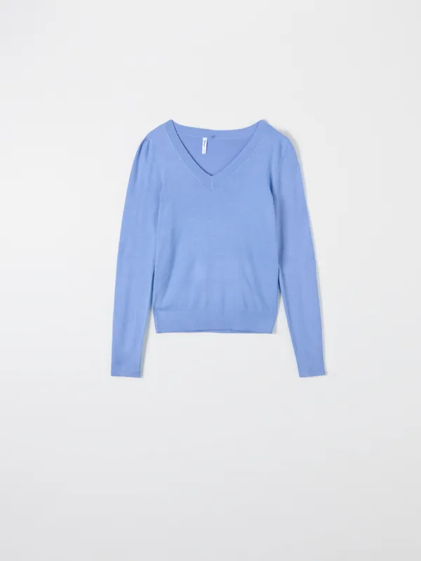Wygodny sweter wykonany z materiału zawierającego delikatną dla skóry wiskozę. - niebieski