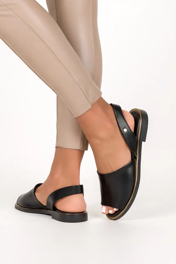 Czarne sandały skórzane płaskie z ozdobną podeszwą produkt polski casu 40327