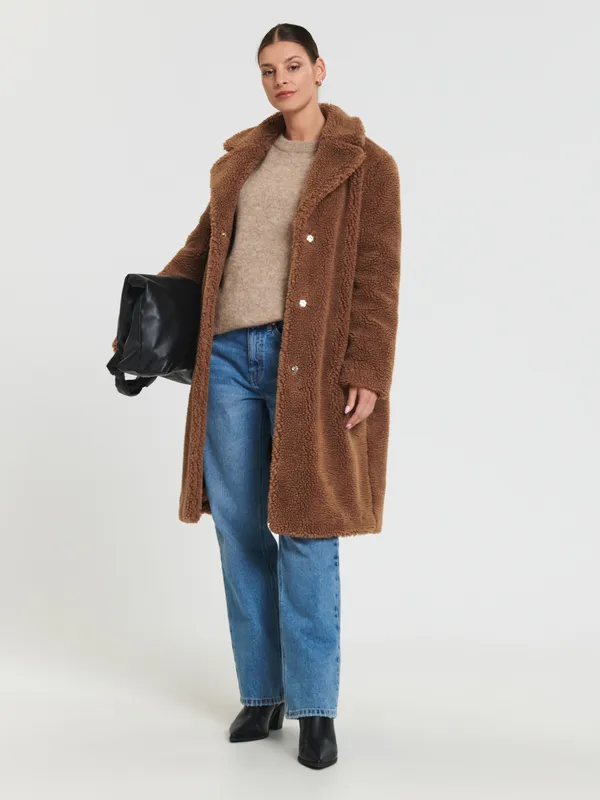 Średniej długości płaszcz o oversizowym kroju, wykonany z imitacji futra. - brązowy