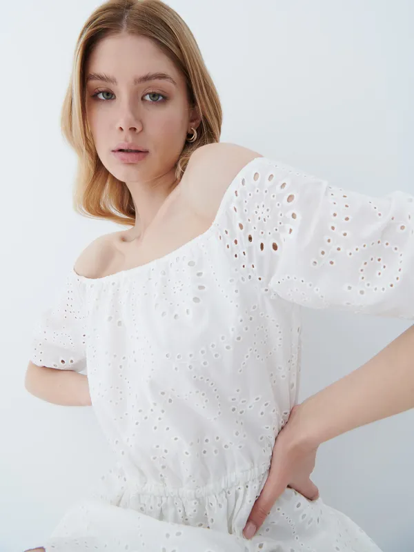 Sukienka z odkrytymi ramionami - Biały