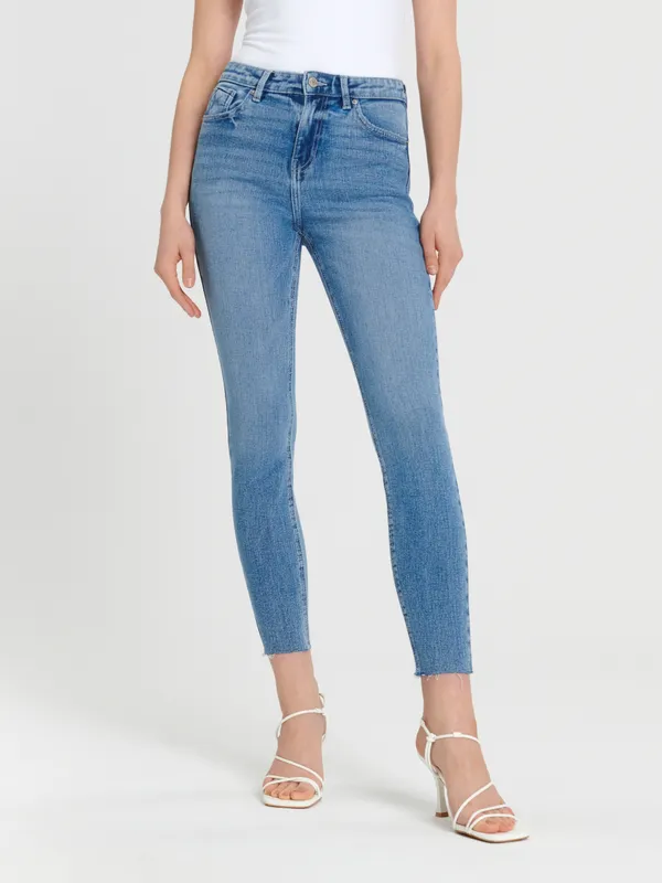 Spodnie jeansowe o dopasowanym kroju uszyte z bawełny z domieszką elastycznych włókien. - niebieski