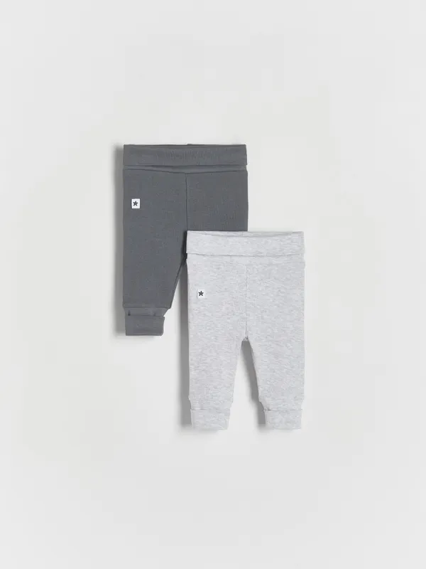 Spodnie o prostym fasonie, wykonane ze strukturalnej, bawełnianej dzianiny. - jasnoszary