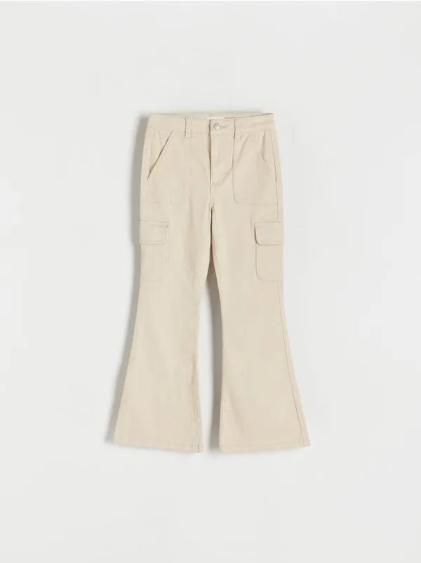 Spodnie typu flare, wykonane z bawełnianej tkaniny z dodatkiem elastycznych włókien. - beżowy