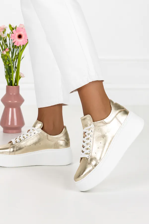 Złote sneakersy skórzane damskie buty sportowe sznurowane na białej platformie produkt polski casu 2275