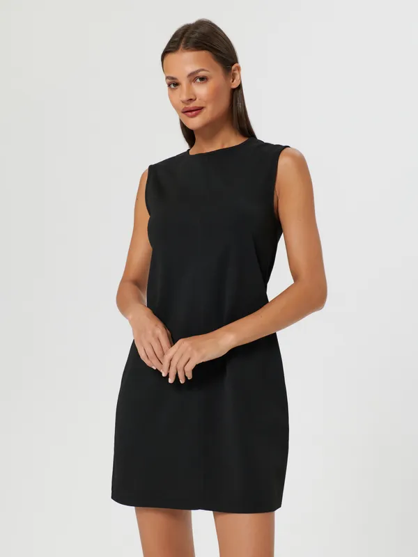 Elegancka, dopasowana sukienka uszyta z trwałego materiału z dodatkiem elastycznych włókien. - czarny