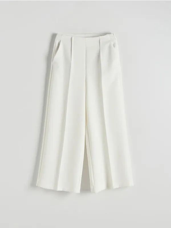 Spodnie o swobodnm fasonie, uszyte z gładkiej tkaniny z wiskozą. - biały