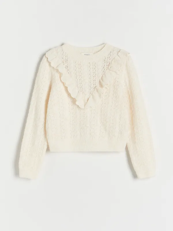 Sweter o prostym kroju, wykonany z ażurowej dzianiny. - złamana biel