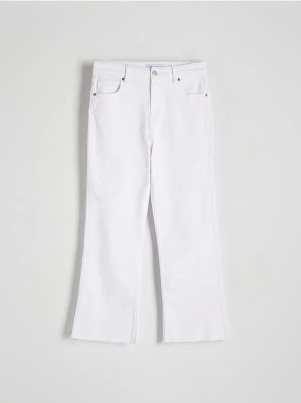 Jeansy o dopasowanym fasonie z rozszerzanymi nogawkami, uszyte z bawełny z dodatkiem elastycznych włókien. - biały