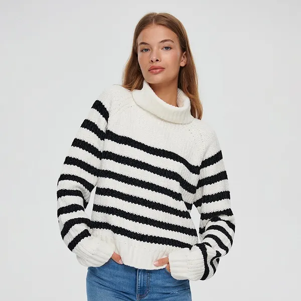 Wzorzysty sweter w paski z golfem - Paski