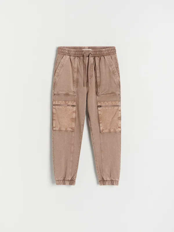 Spodnie typu jogger wykonane z miękkiej, bawełnianej dzianiny. - brązowy