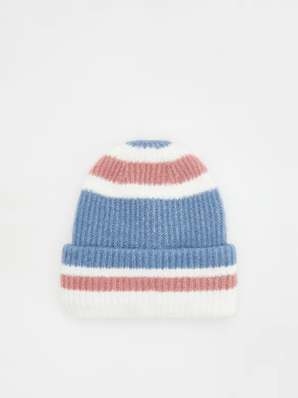 Zimowa czapka o prostym kroju, uszyta ze wzorzystej dzianiny. - jasnoniebieski