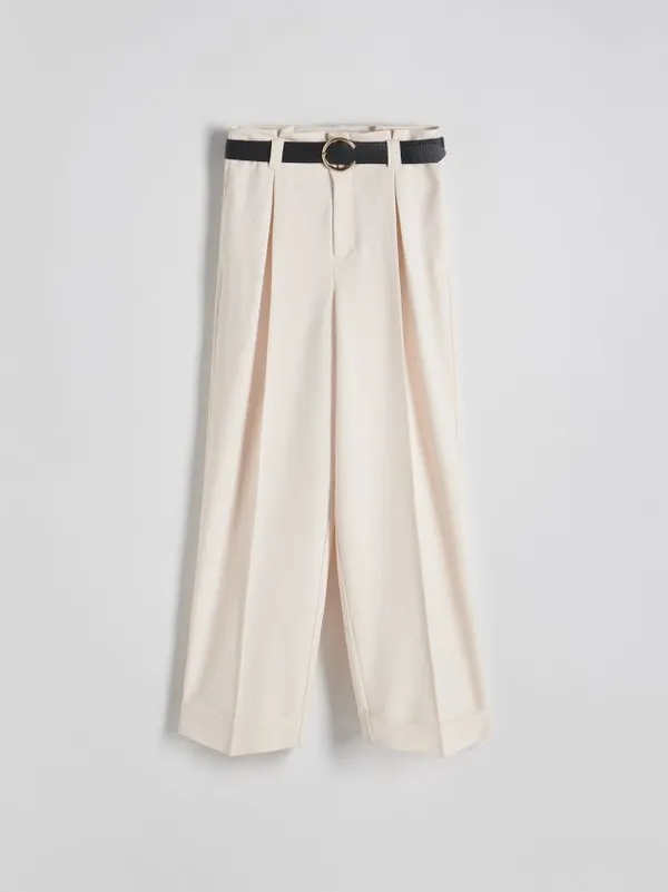 Spodnie o swobodnym fasonie, wykonane z gładkiej tkaniny z dodatkiem wiskozy. - złamana biel