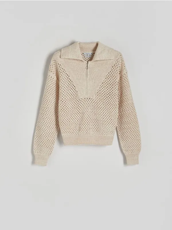 Sweter o krótszym fasonie, wykonany z dzianiny z bawełną. - beżowy