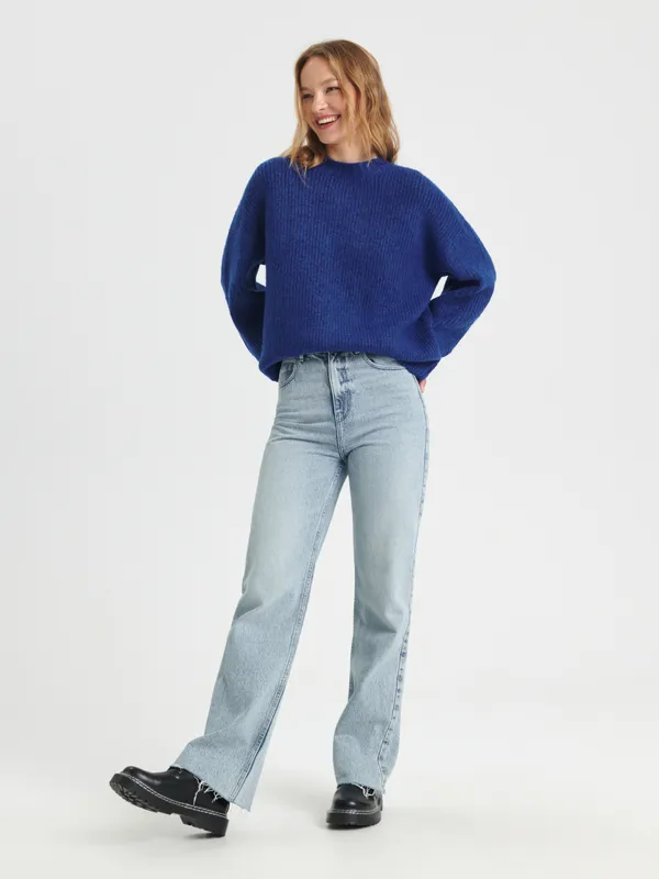 Wygodny sweter w prążki o swobodnym kroju, uszyty z miękkiej dzianiny z dodatkiem elastycznych włókien. - niebieski