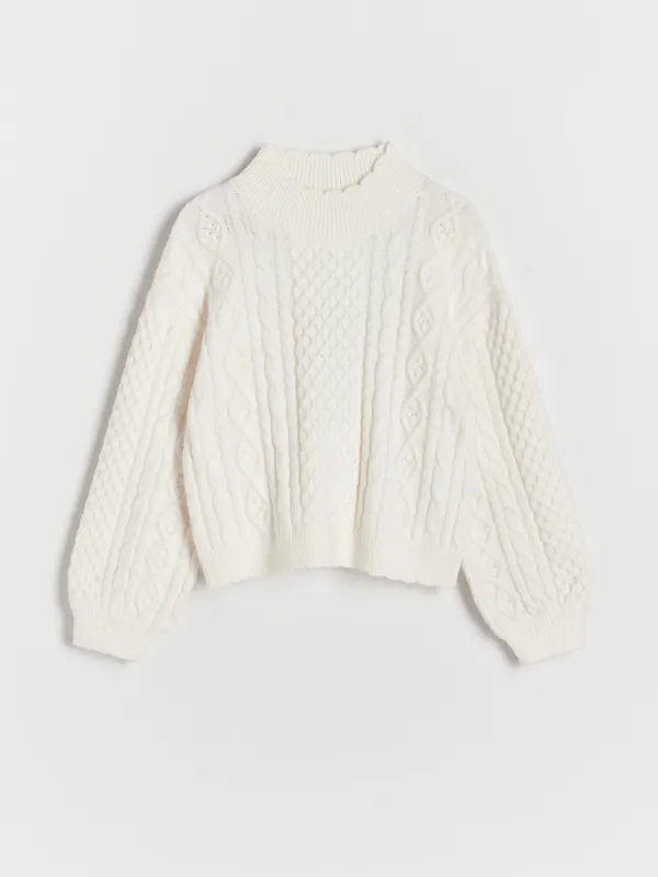 Sweter o prostym kroju, wykonany z dzianiny z wiskozą. - złamana biel