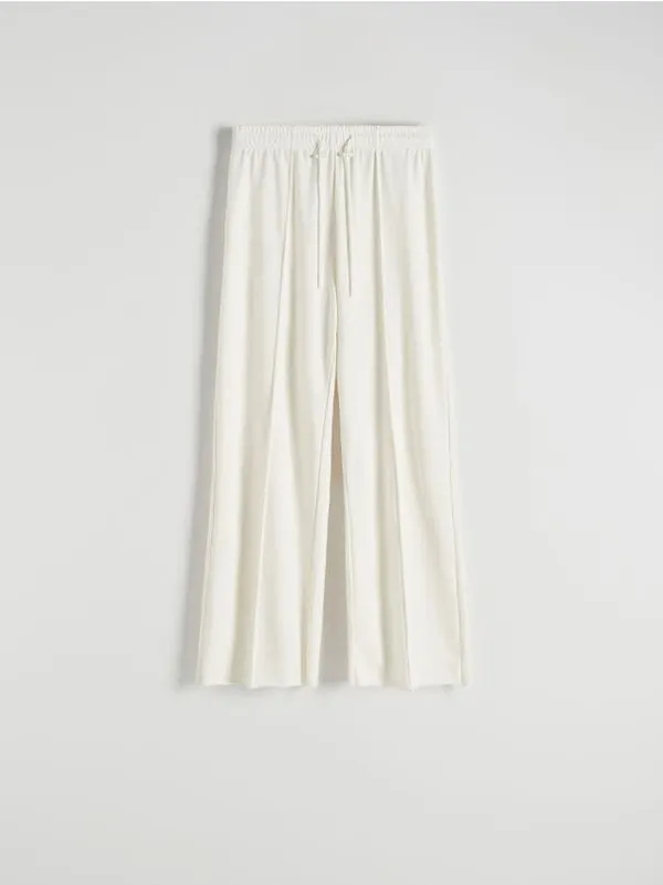 Spodnie o swobodnym fasonie, wykonane z gładkiej dzianiny z bawełną. - złamana biel