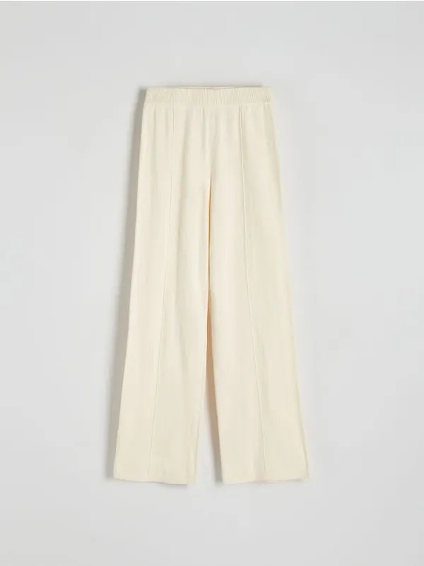 Spodnie z kolekcji PREMIUM, wykonane z gładkiej, bawelnianej dzianiny z domieszką wełny. - złamana biel